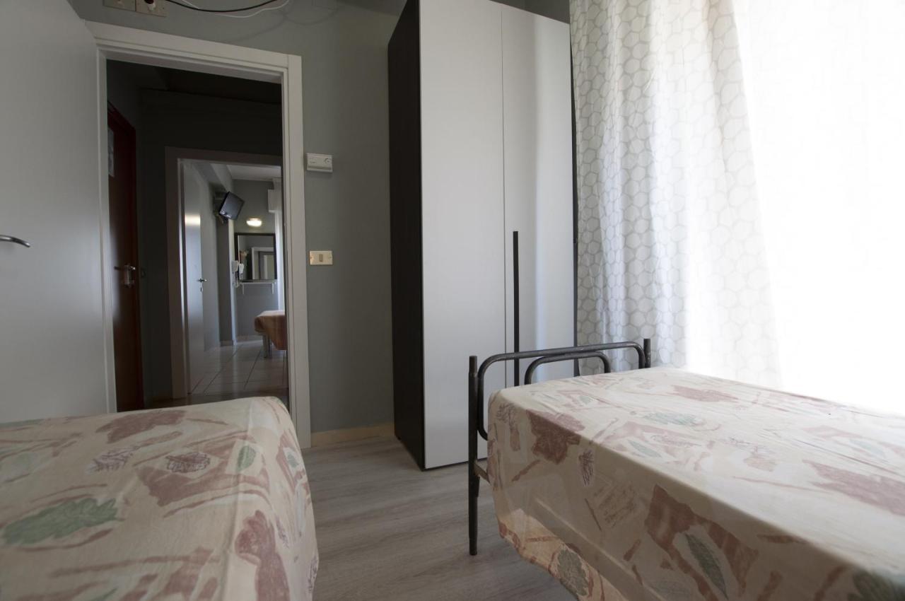 Hotel Milena Римини Екстериор снимка